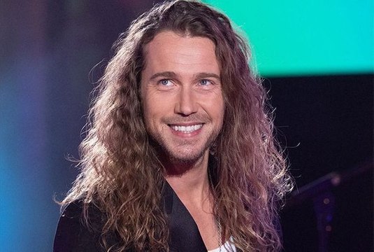 Julien Doré secrètement amoureux de cette femme très connue dans les années 90... 14 ans les séparent