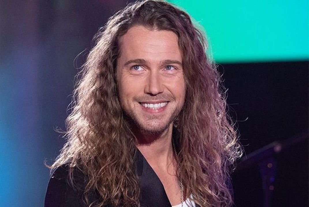 Julien Doré secrètement amoureux de cette femme très connue dans les années 90... 14 ans les séparent