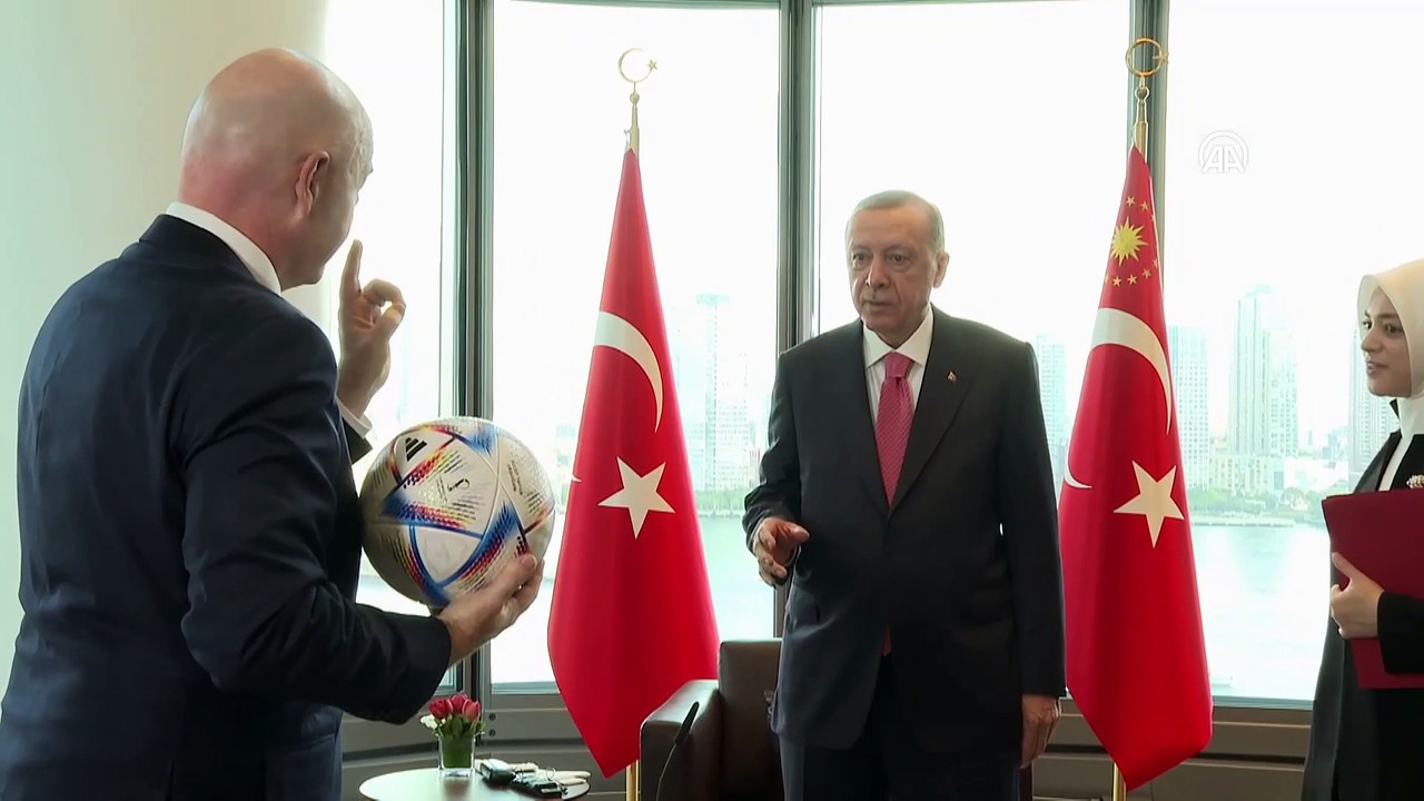 Erdoğan, FIFA başkanının hediye ettiği topa kaf...