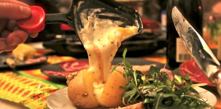 Elle poste une photo de sa première raclette et devient la risée du web