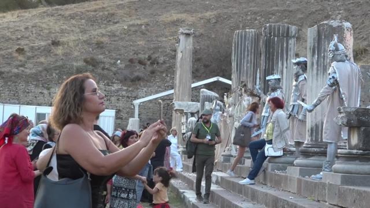 İzmir haberleri... Bergama'daki Tarihi Gecede Başkan Soyer'den Çağrı: "Sunağımızı Geri İstiyoruz"