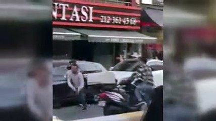İstanbul Teksas'a döndü! Caddede silahlı çatışma kamerada