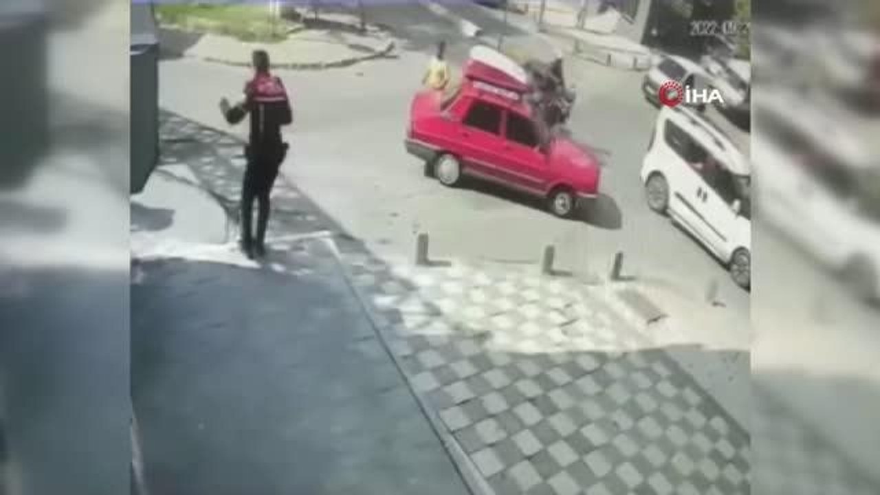 Motosikletle uyuşturucu sevkiyatına polis operasyonu kamerada... Yaklaşık 21 kilo uyuşturucu ele geçirildi