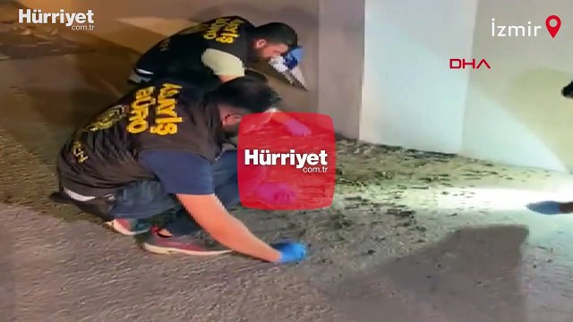 Polis baskınında evdeki uyuşturucu ve paraları dışarı attılar