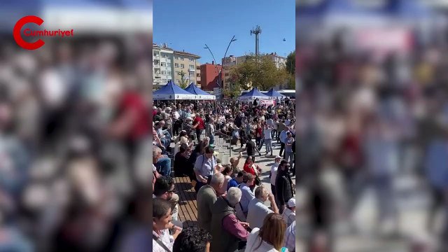 Ekrem İmamoğlu'na destek için geldikleri adliyeye alınmayan vatandaşlar Kartal Neyzen Tevfik Meydanı'nda toplanmaya başladı.