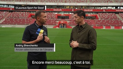 Lewandowski a reçu un brassard aux couleurs de l'Ukraine de la part de Shevchenko