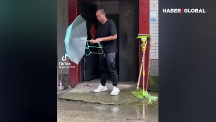 Şemsiye taşımak için bulduğu yöntem viral oldu