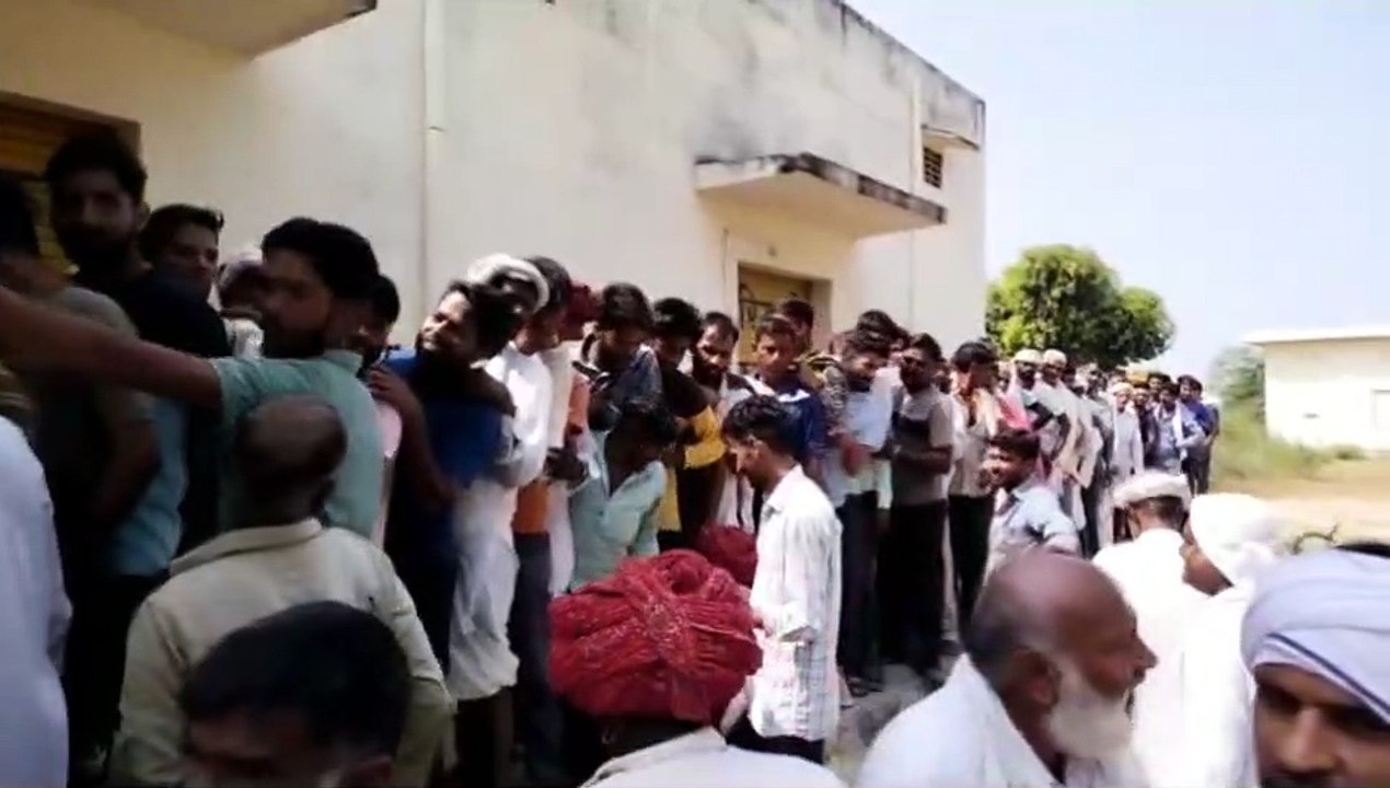 रबि फसल के लिए नहीं मिल रहा खाद, किसान हो रहे परेशान