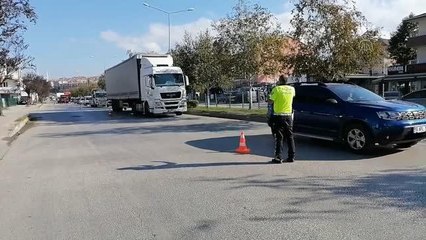 Polis aracı bağlanan sürücünün çocuğunu hastaneye ulaştırdı