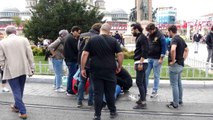 Şeker krizine giren kadın turist Taksim'de yere yığıldı, yardımına polis koştu