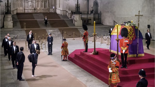 VOICI : Elizabeth II : on sait enfin la folle raison pour laquelle un homme s'est jeté sur son cercueil