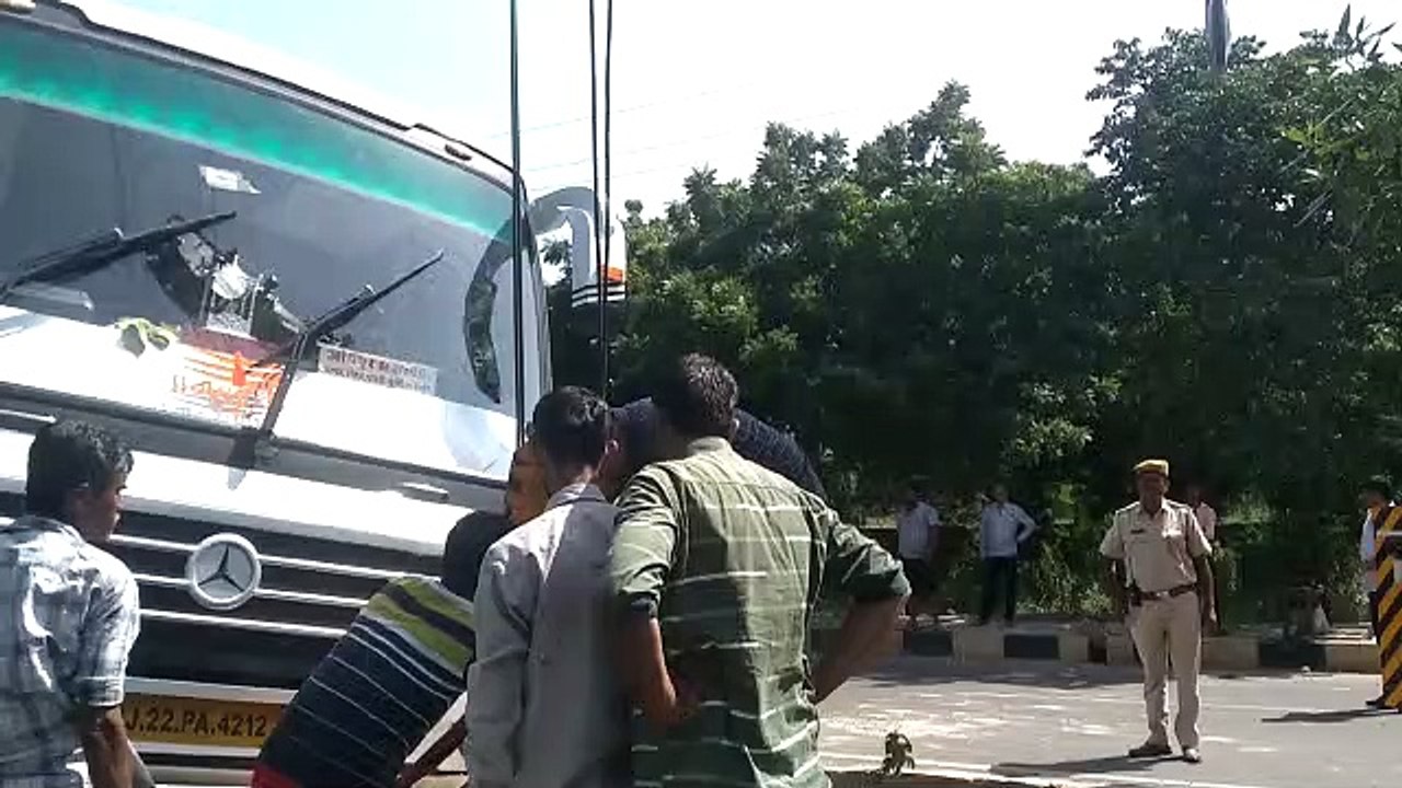 Bus Accident : डिवाइडर पर चढ़ी बस, यात्रियों मे...