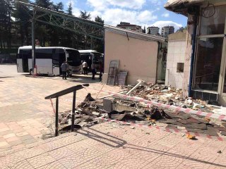 Eski otogarda günlerdir alınmayan moloz yığına vatandaşlar isyan etti