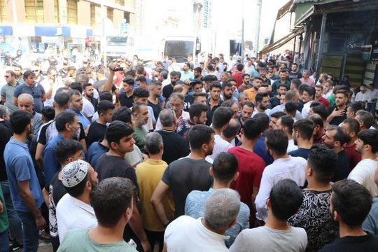 POLİSİN KAÇAK TELEFON SATAN İŞ YERLERİNE YAPTIĞI BASKINDA GERGİNLİK YAŞANDI