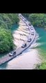 الجسر العائم في الصين حيث تبدو السيارات وكأنها تسير على مياه النهر