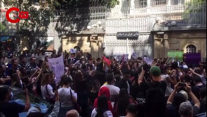 Konsolosluk önünde Mahsa Amini protestosu