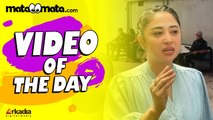 Video of The Day: Dewi Perssik Ngaku Ngidam dan Pamer Test Pack, Kaki Ameena Digigit Kelinci