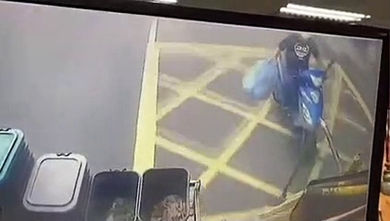 Il a raté le passage des éboueurs et tente de rattraper le camion poubelle