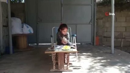 Ödevlerini yaparken yanındaki tavuğa da ders anlatan küçük kız gülümsetti