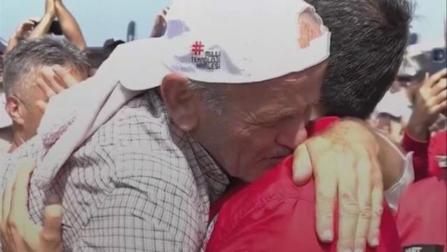 Yaşlı amcadan Selçuk Bayraktar'a sevgi gösterisi: Bayraktar oğlum, gel seni bir öpeyim.