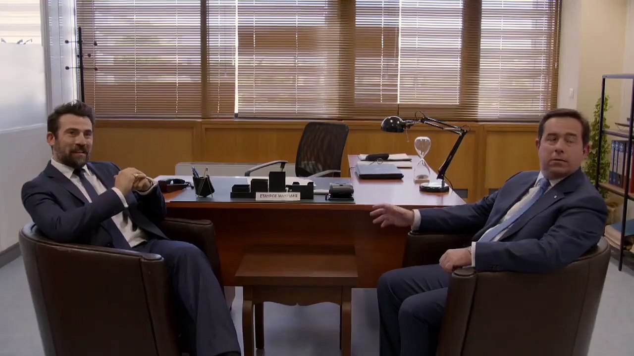 Le ministre grec des Migrations Notis Mitarachi apparait dans une brève scène d'une nouvelle série policière sur une chaîne de télévision en jouant son propre rôle - Regardez