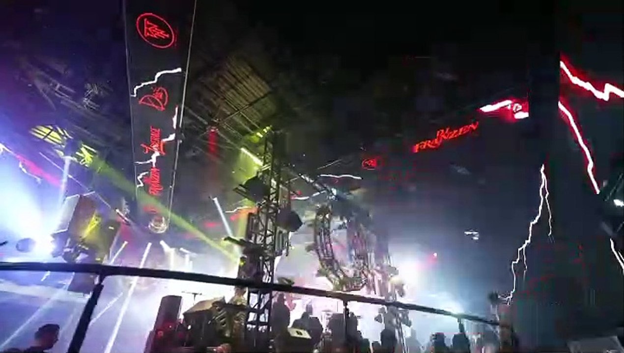 Vegas check the vibes out side.