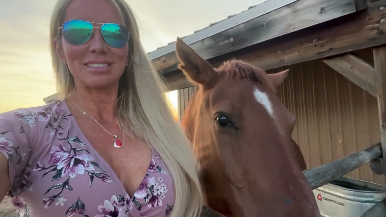 Happy Horse sourit pour la caméra - Buzz Buddy