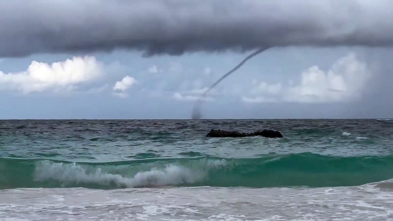 Trombe marine au large des Bermudes - Buzz Buddy