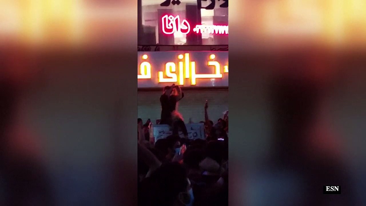مشاهد من التظاهرات التي اندلعت في إيران بعد وفا...