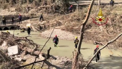 Video herunterladen: Maltempo nelle Marche, sommozzatori cercano dispersi nel fiume Nevola