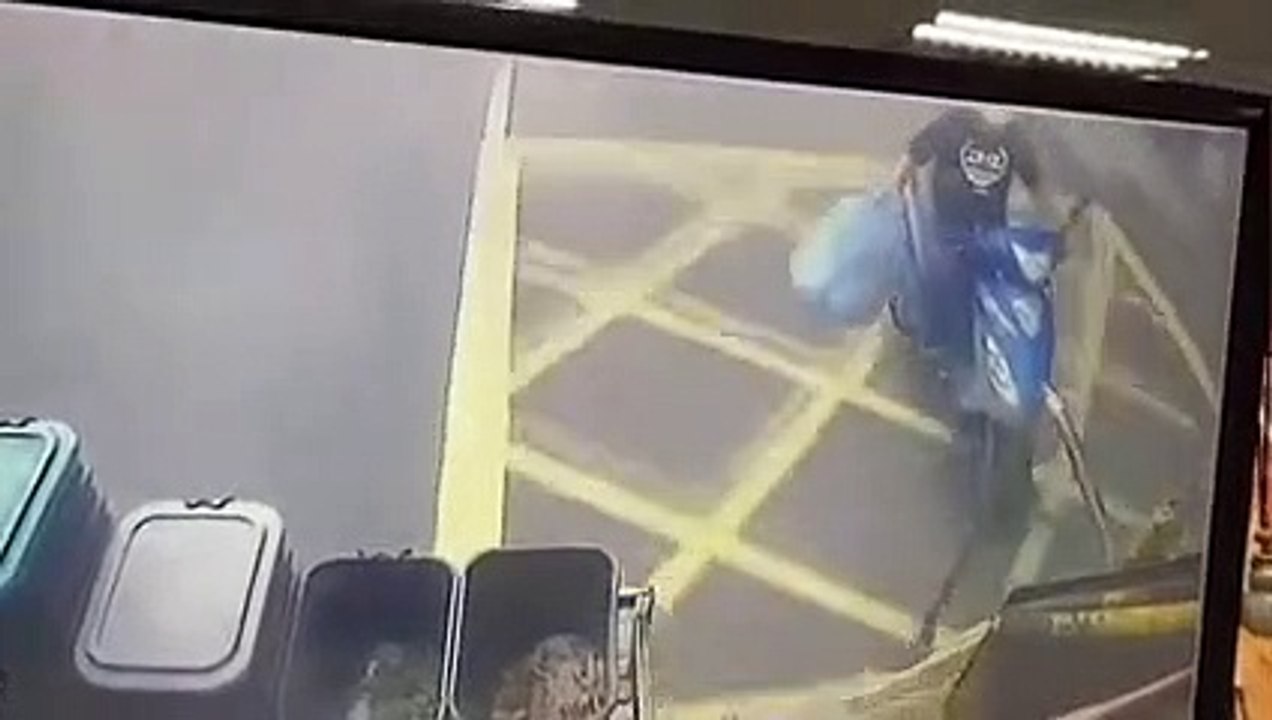 Il a raté le passage des éboueurs et tente de rattraper le camion poubelle en scooter