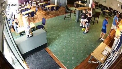 Lui il a raté sa carrière de footballeur... Dommage