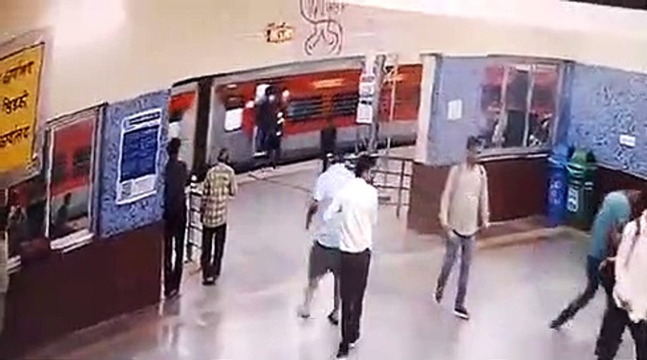 चलती ट्रेन और पटरी के बीच 25 सैकण्ड फंसा रहा छा...