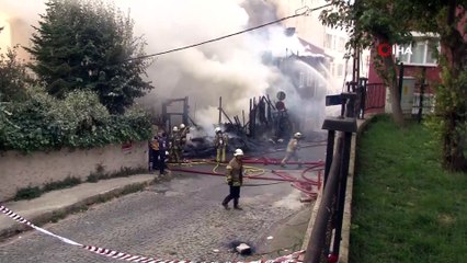 2 katlı ahşap bina alevlere teslim oldu: Yaralılar var