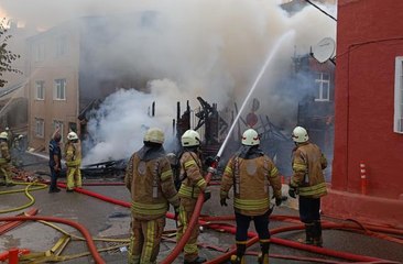 Beykoz'da 2 katlı ahşap evde yangın çıktı(2)