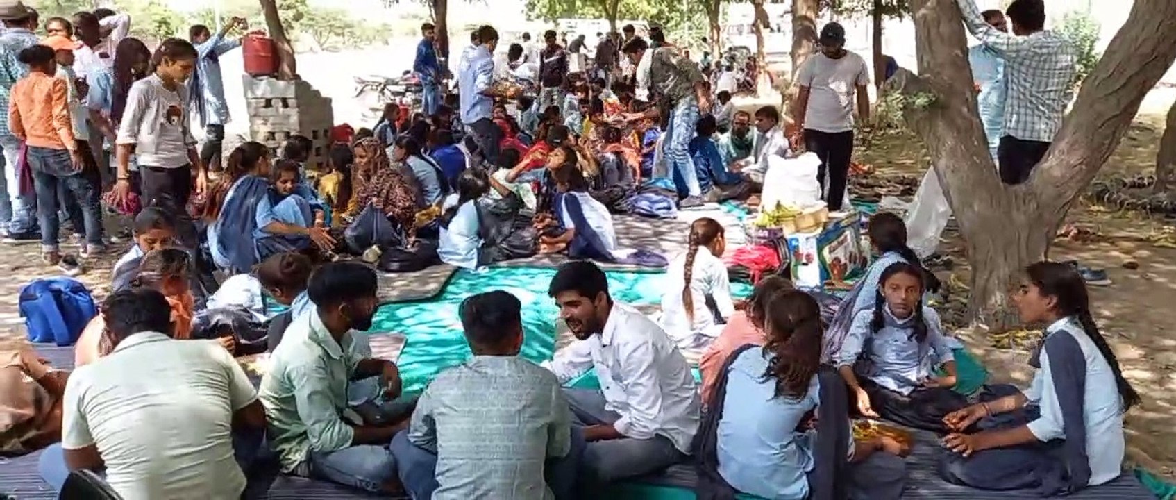50 किमी पैदल मार्च करने पर झुकी सरकार, शिक्षकों...