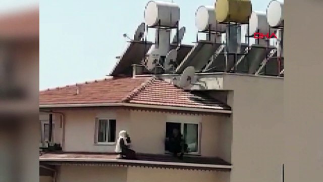 Jandarma komutanı çatıdan atlamak isteyen kadını çekerek kurtardı