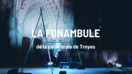 Une funambule à la cathédrale de Troyes