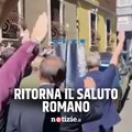 Il fratello di La Russa fa il saluto romano durante un funerale