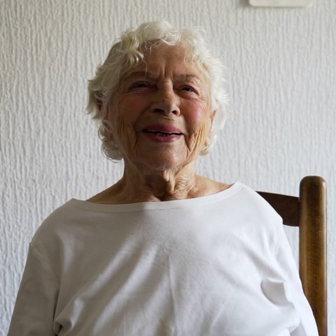 À 100 ans, Jacquie Bouisset a un secret : le yoga