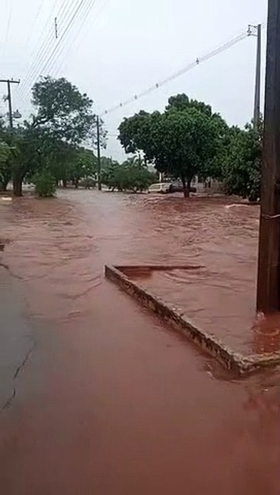Temporal chega com força em Altônia e causa alagamentos, destelhamentos de casas e quedas de árvores