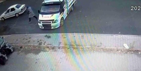 Son dakika haber | Çalıntı otomobille giderken bir de kamyonet çaldılar...O anlar kamerada