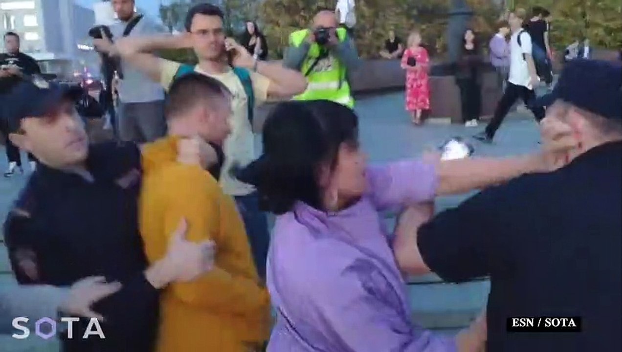 توقيف أكثر من 400 شخص في أنحاء روسيا في احتجاجا...