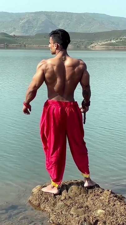 BODY BUILDER
