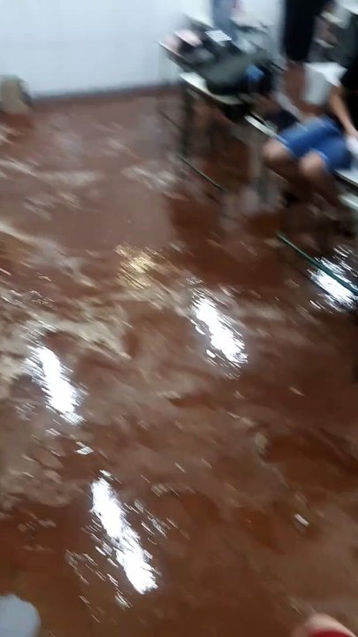 Umuarama: Chuva alaga salas de aula e outras estruturas da Escola Durval Seifert