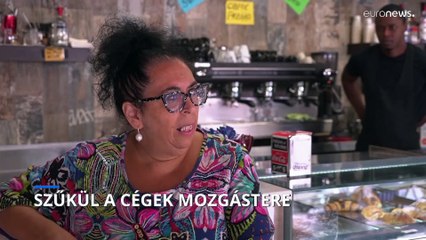 "A számla megérkezett!" táblával jelzi a fojtogató energiaárakat egy olasz bár