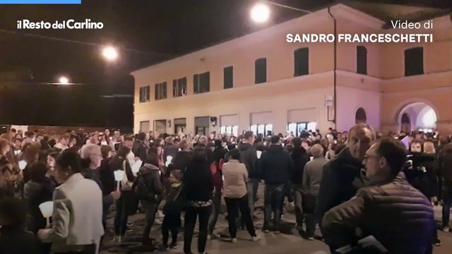 La fiaccolata per Mattia Luconi, il bimbo disperso nell'alluvione