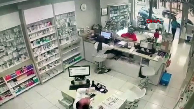 Eczaneden ilaç alan kadın tanımadığı erkeğin saldırısına uğradı