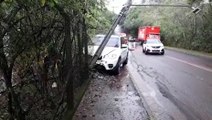 BMW derruba poste após colisão na Rua Jacarezinho, na Região do Lago