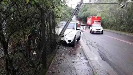 BMW derruba poste após colisão na Rua Jacarezinho, na Região do Lago